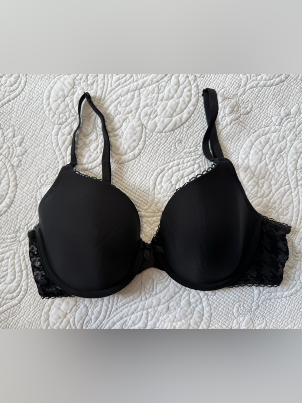 Victoria's Secret Black Lace Trim T-Shirt Bra w/herringbone detail on band.